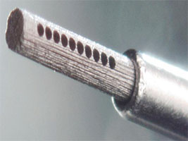 シャープペンシルの芯に0.2mmの孔が10か所開いた加工事例